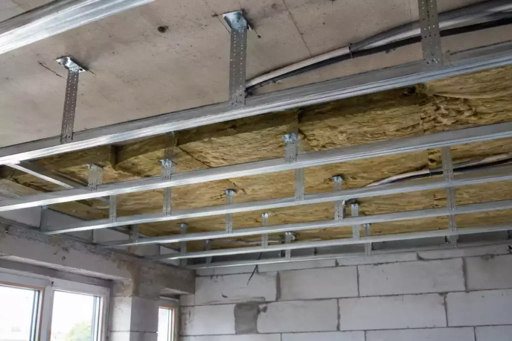 comment poser un plafond placo sur suspente